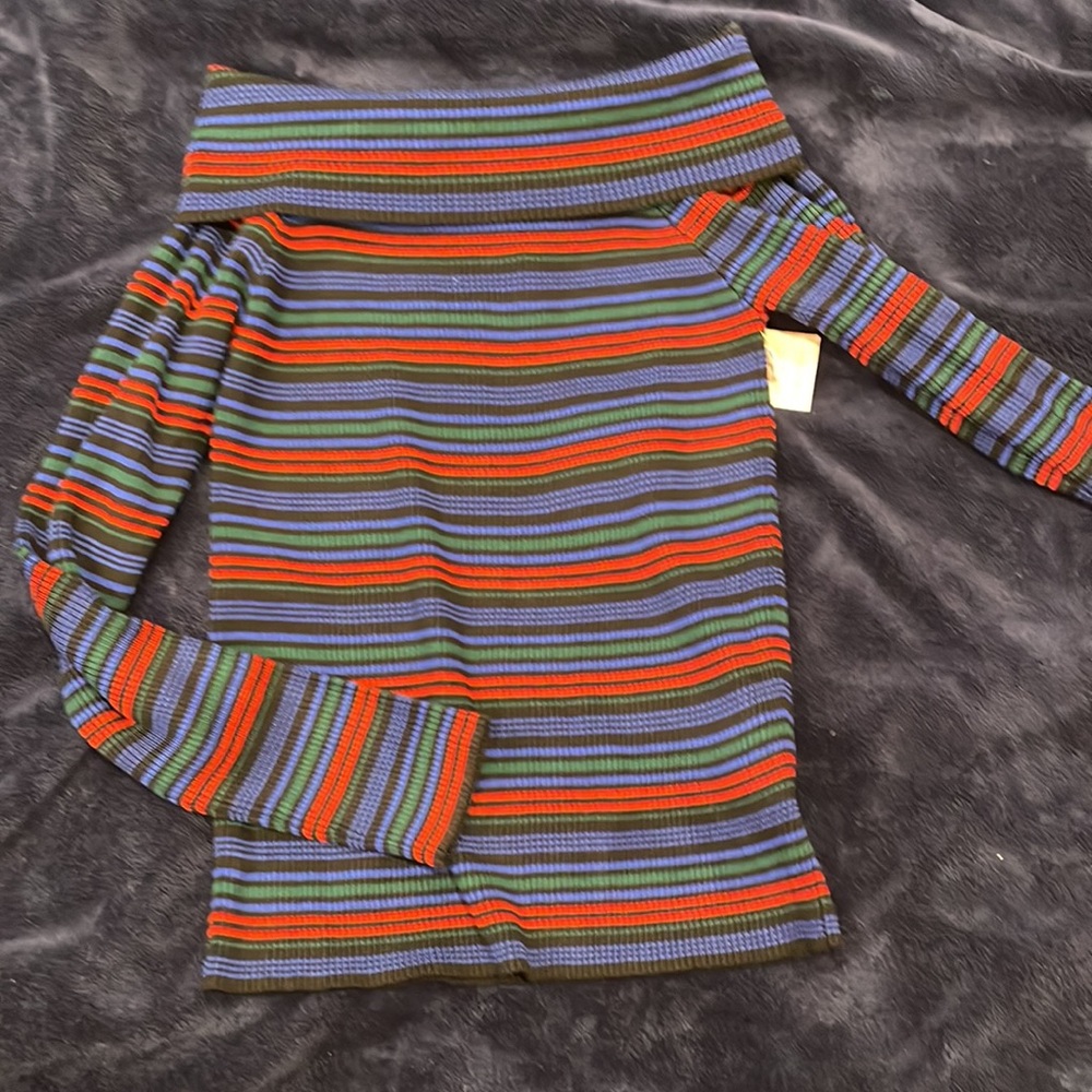 Medium ~ FOREVER21 Off-Shoulder sweater